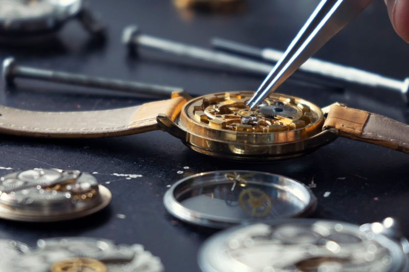 Choosing the Right Watch Repair Service